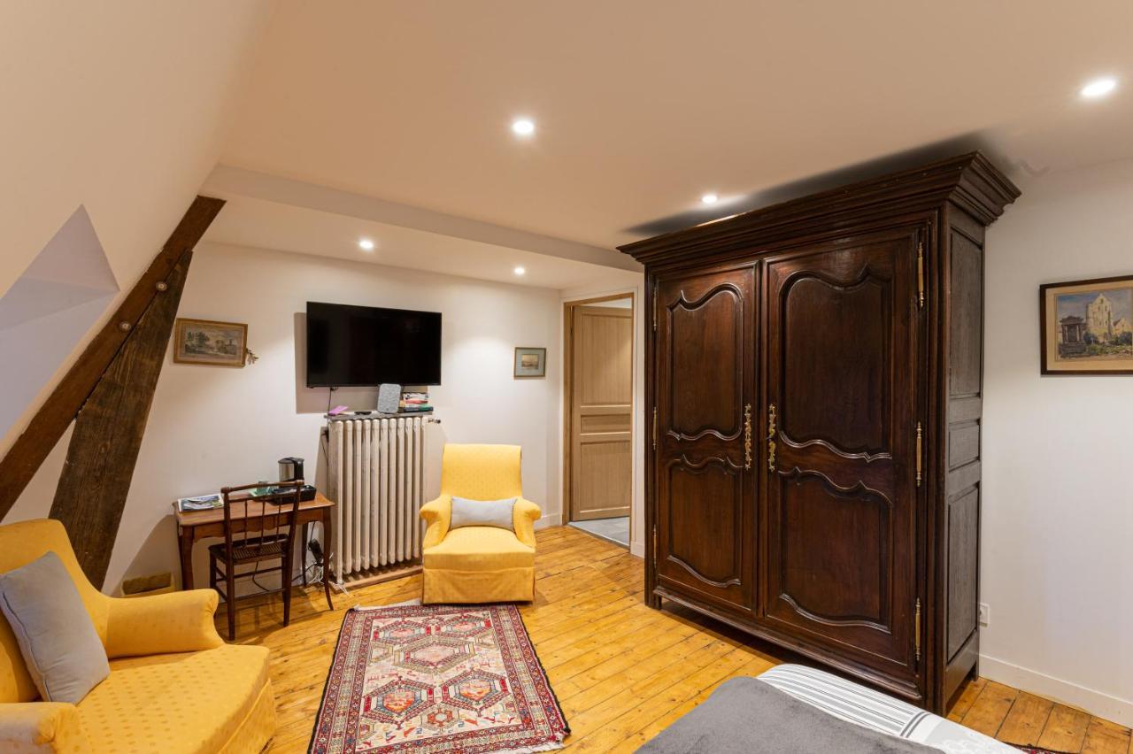 Le Manoir Des Breholles Bed & Breakfast Goustranville Exterior photo