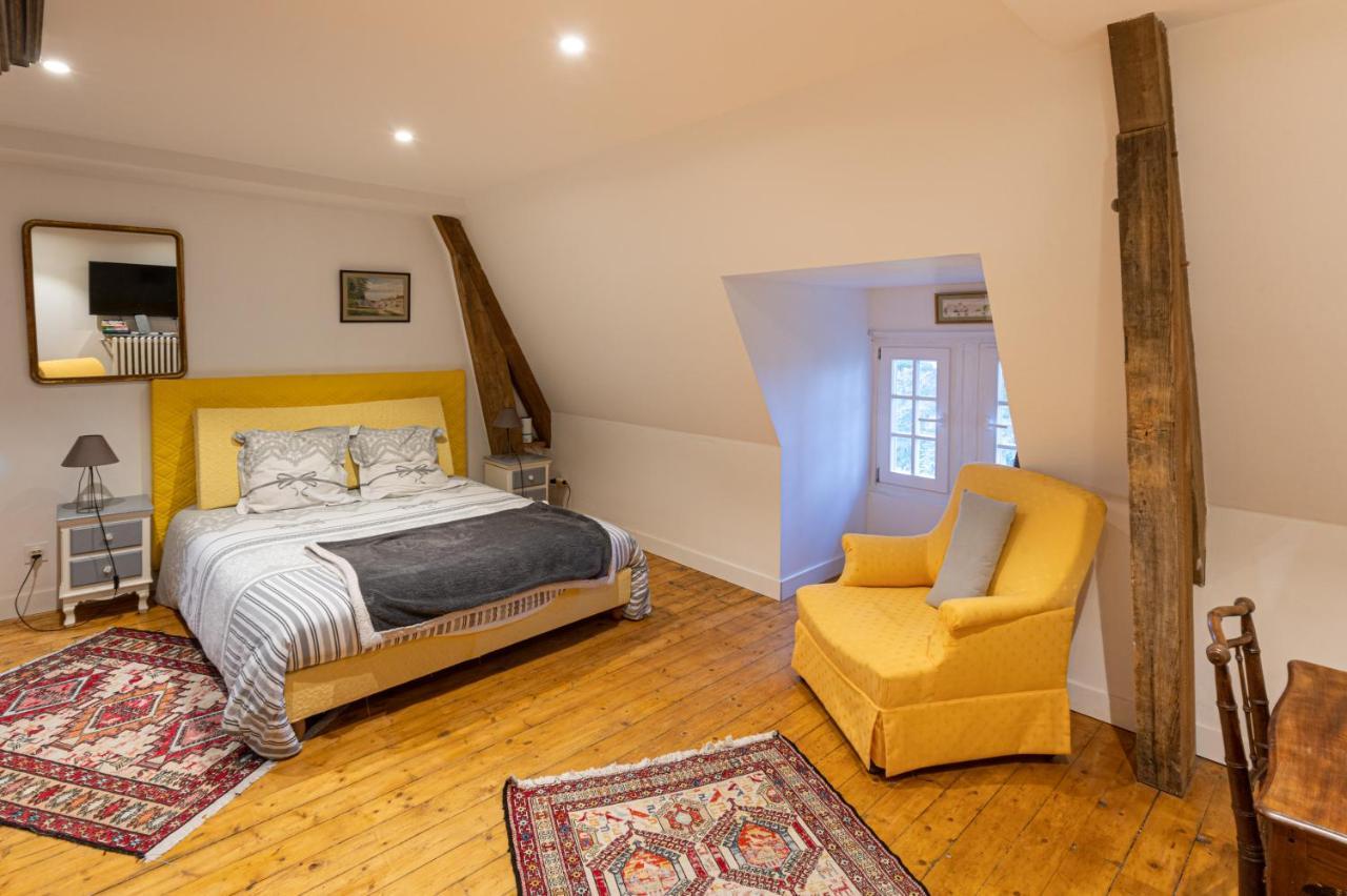 Le Manoir Des Breholles Bed & Breakfast Goustranville Exterior photo